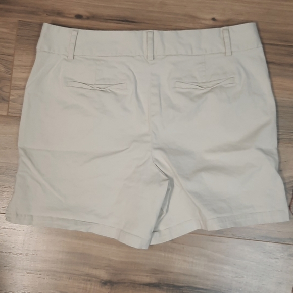 LOFT Cream Flat Front Khaki Shorts Size 10 - Picture 4 of 4